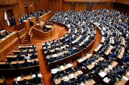 土曜の予算採決、３１年ぶり 首相釈明「迷惑をかけた」