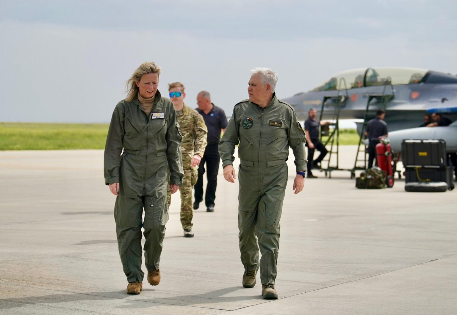 @DefensieMin Ollengren のルーマニア到着時に F-16 に搭乗した勇気を称賛します。  🛩️ ようこそ！  F-16訓練センターが開設されてからわずか数か月後、ルーマニア人パイロットが訓練を受けており、近くウクライナ人パイロットも統合する計画だ。  #一緒に強くなる