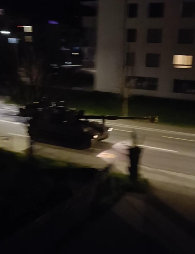 なぜ戦車が私の街を走っているのですか?