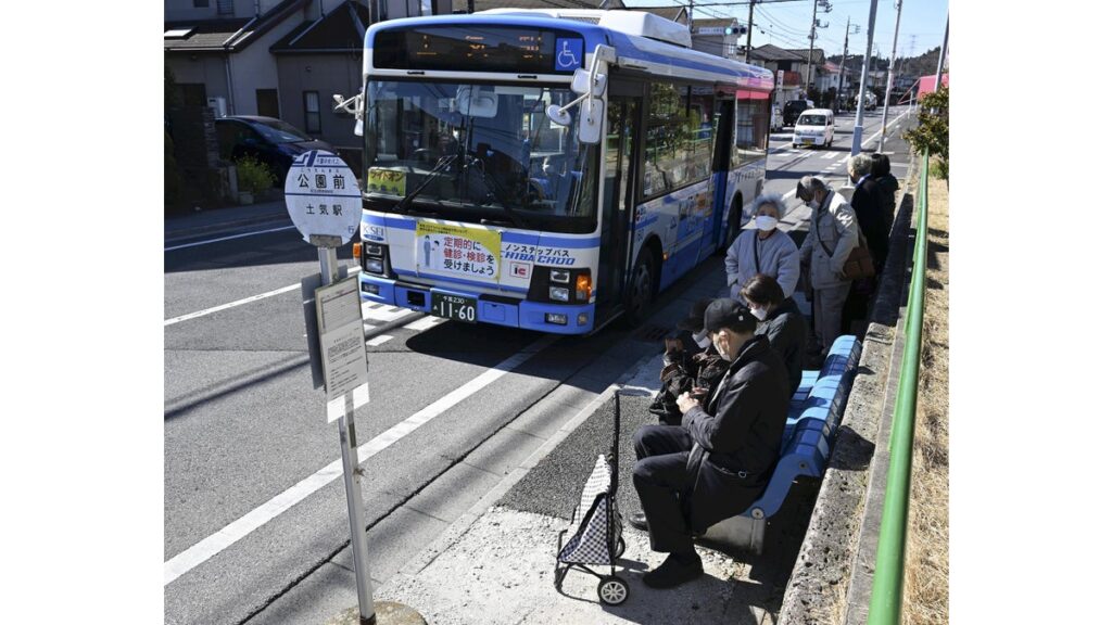 [社会] バス運転手は「割に合わない」、人出不足で減便・廃止相次ぐ…残業規制が拍車