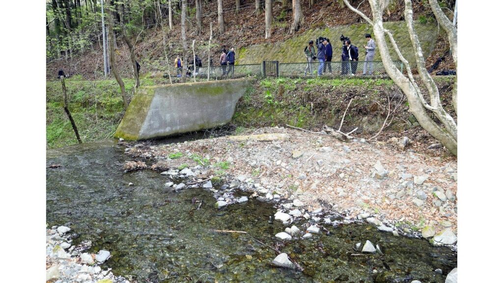 [社会] ２遺体発見の現場、昼間でも薄暗く車１台通るのがやっとの細い道…横には幅２ｍほどの川