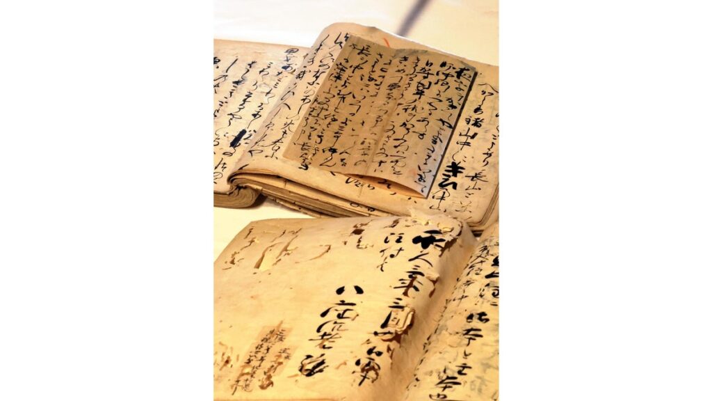 [伝統文化] 「国宝級」藤原定家直筆の古今和歌集の注釈書、冷泉家の蔵から見つかる…推敲の跡も生々しく