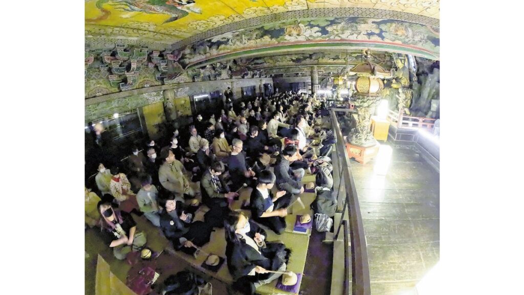[伝統文化] 知恩院の国宝内で夜通しの「ミッドナイト念仏」…開宗８５０年、僧侶や参拝者らが法然の遺徳しのぶ