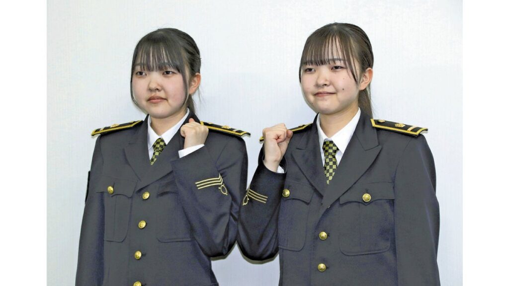 [社会] １９歳の双子姉妹、福島県警音楽隊に入隊…姉「震災で助けてくれた警察職員になるのが夢だった」