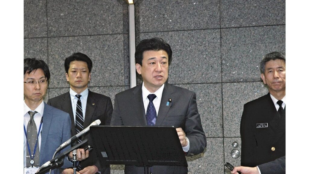 [社会] 訓練中の海自ヘリ２機が墜落か、１人救助・７人行方不明…洋上で機体の一部回収