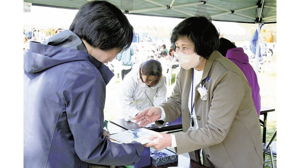 [ニュース] 曽我ひとみさん初仕事 佐渡市 拉致問題解決へ署名活動
