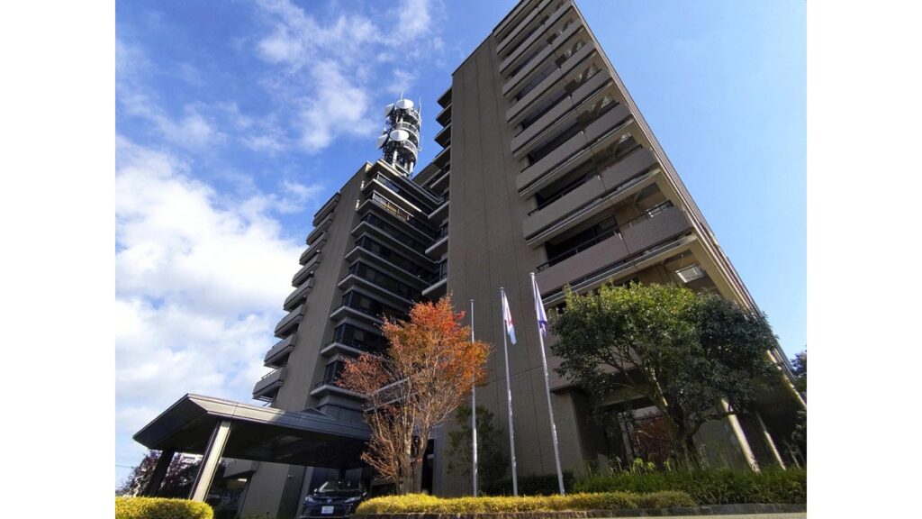 [社会] 国道を走っていたワンボックスが崖下に転落…３５歳運転手死亡、同乗の子ども２人けが