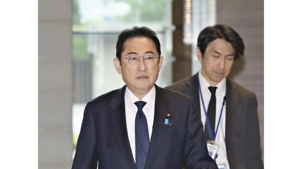 [政治] 海自ヘリ２機の墜落、岸田首相「大切な隊員失い痛恨の極み」「捜索・救助に全力を尽くす」