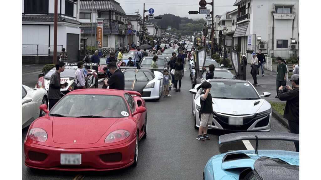 [ニュース] フェラーリ、ランボルギーニなどスーパーカー３００台が城下町に集結…宮崎県日南市