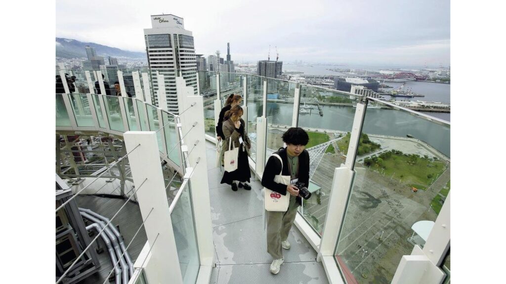 [ニュース] 神戸ポートタワーが２６日再オープン…午後１１時までの営業に、展望フロアには床面回るカフェバーも