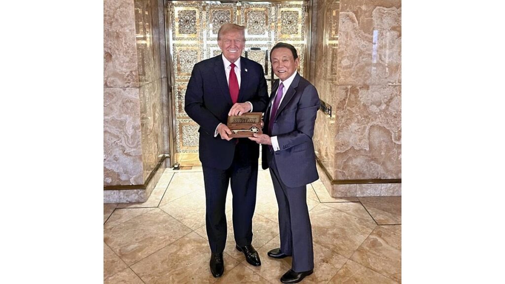 [政治] トランプ氏、通訳抜きで麻生氏と会談し「日本のことは好きだ」…記念品に「金色の鍵」贈る
