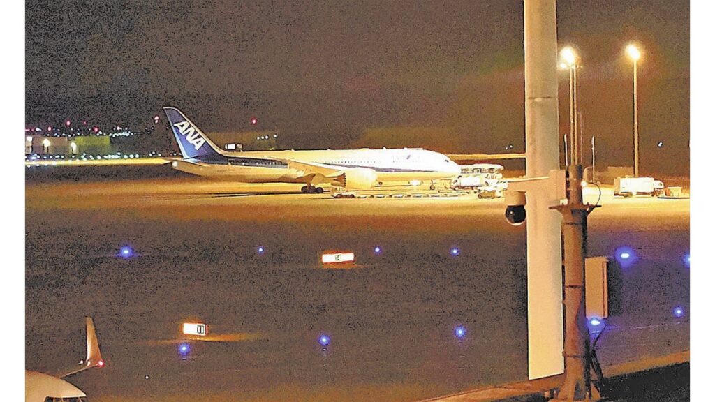 [社会] 「航空機から煙」新千歳空港の滑走路上で停止、乗客「機内は落ち着いていた」「２時間待ち疲れた」