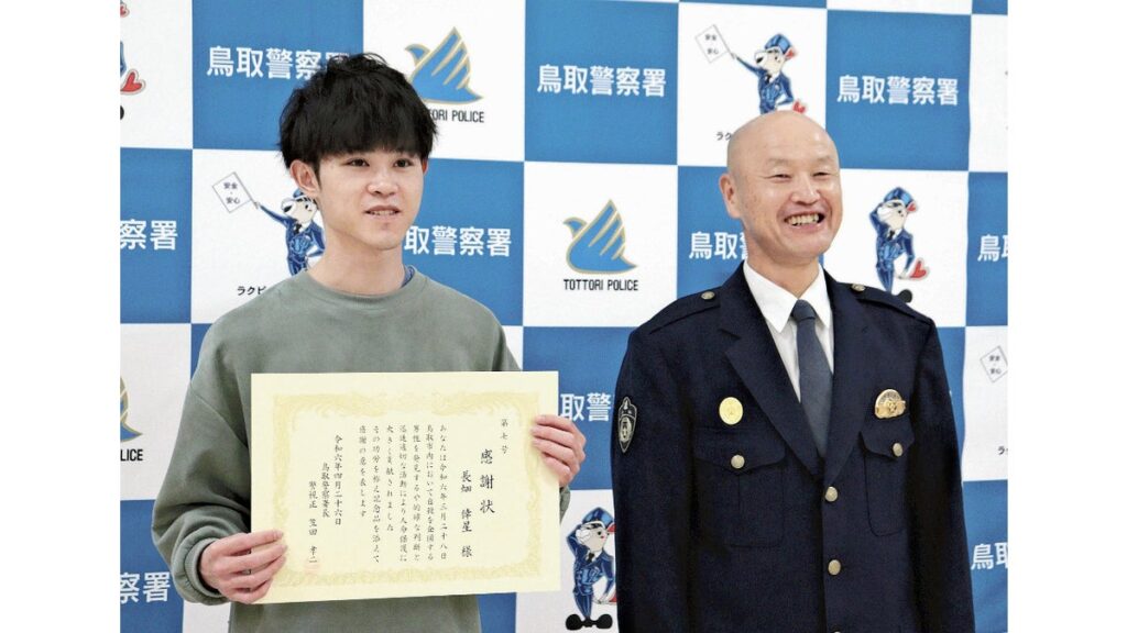[社会] 橋の欄干にロープ巻き付け立ちすくむ男性…声かけた大学生「自殺かも」、悟られないよう１１０番