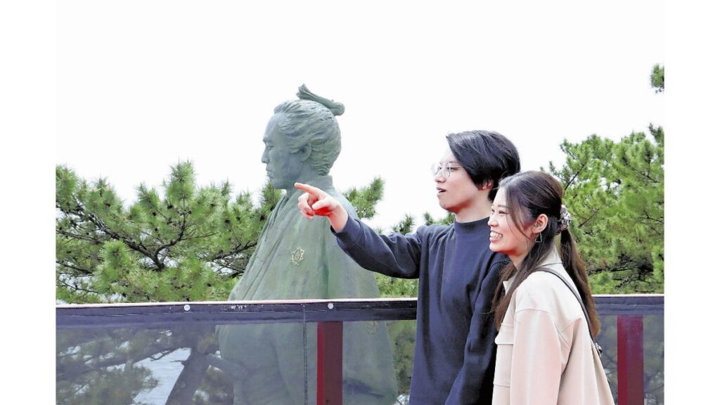 [エンタメ・文化] 龍馬と同じ目線で「世界」を見るぜよ…桂浜公園の像の横に特設展望台
