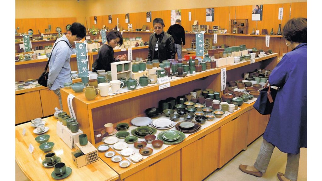 [ニュース] 上野焼１０００点、５０回目の「春の陶器まつり」…来場者「色遣いがきれいで見ていて楽しい」