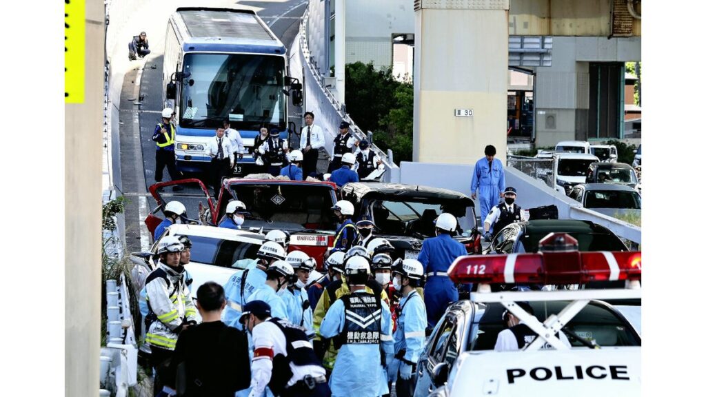 [社会] 高速バス・トラック・乗用車１０台絡む衝突事故、７人が救急搬送…福岡・都市高速出口近く