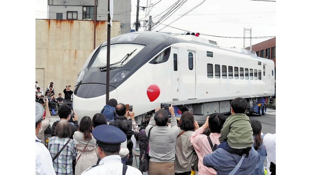 [ニュース] 台湾向け特急車両の陸上輸送、一般公開「大きくて格好良かった」…通行止めの県道を巡行