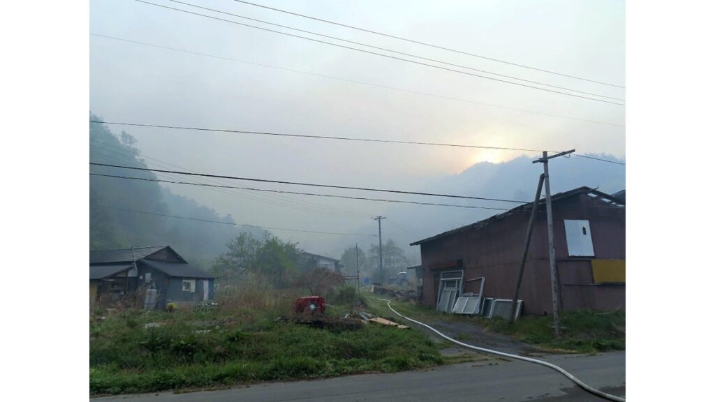 [社会] 山形・高畠で山林火災、３県の防災ヘリ３機と陸上自衛隊ヘリ２機が消火活動…被害確認されず