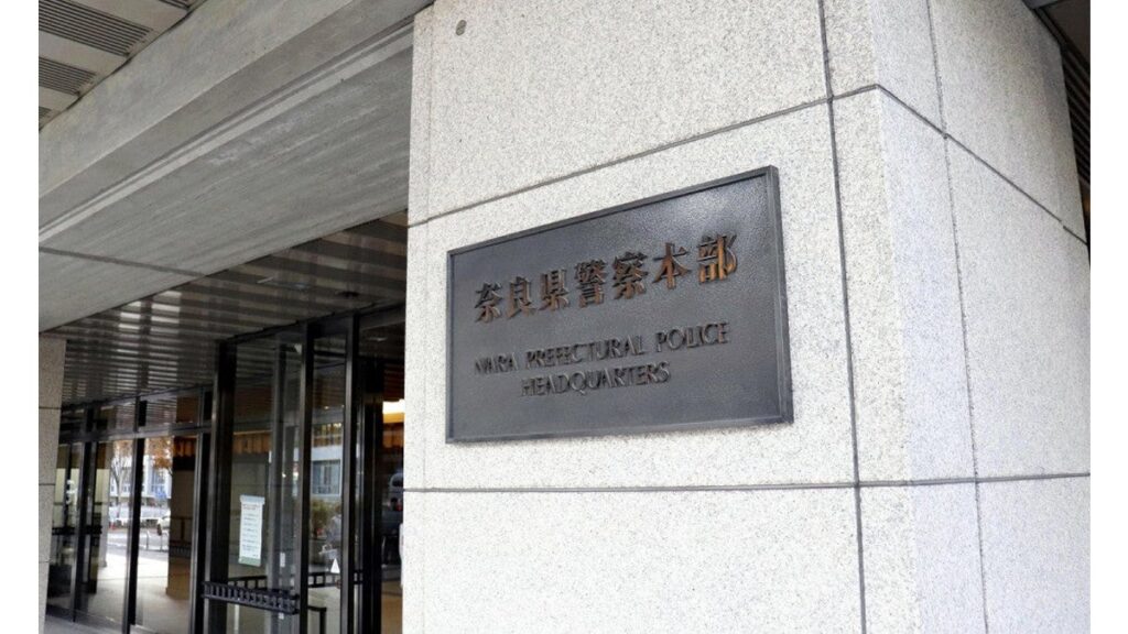 [ニュース] 名阪国道上り線、乗用車４台絡む追突事故…うち１台から出火し全焼