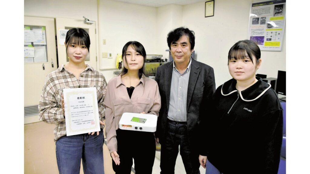 [ニュース] 「お前、忘れ物し棚…？」帝京大の大学生らがトイレ用忘れ物防止装置を発明…栃木