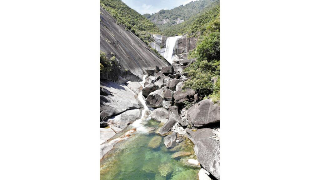 [ニュース] 鹿児島県・屋久島「千尋の滝」間近で…歩道に手すり整備「迫力ある水音も体感して」