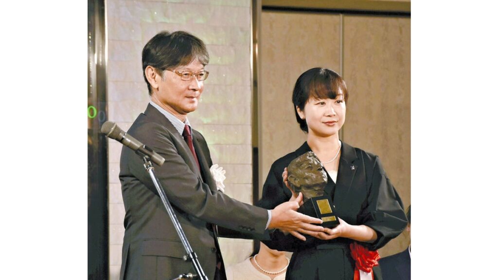 [ニュース] 「中原中也賞」佐藤文香さん「これからも日本語による表現に挑戦」…詩集「渡す手」で受賞