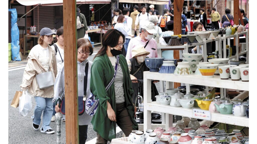 [ニュース] １２０回目の有田陶器市、ファン「完璧な買い物」楽しむ…「輪島塗」支援する企画も