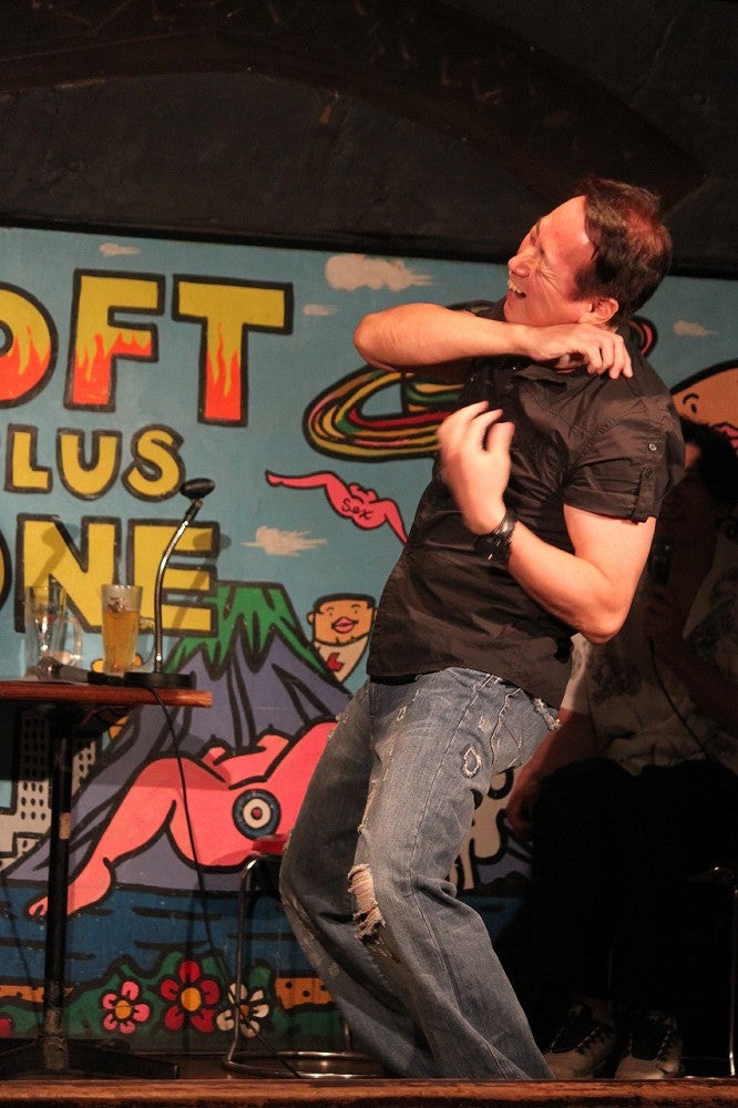 ジェスチャーゲームで「海水浴場に現れたタコと戦う師匠」を演じた中村さんの名演技