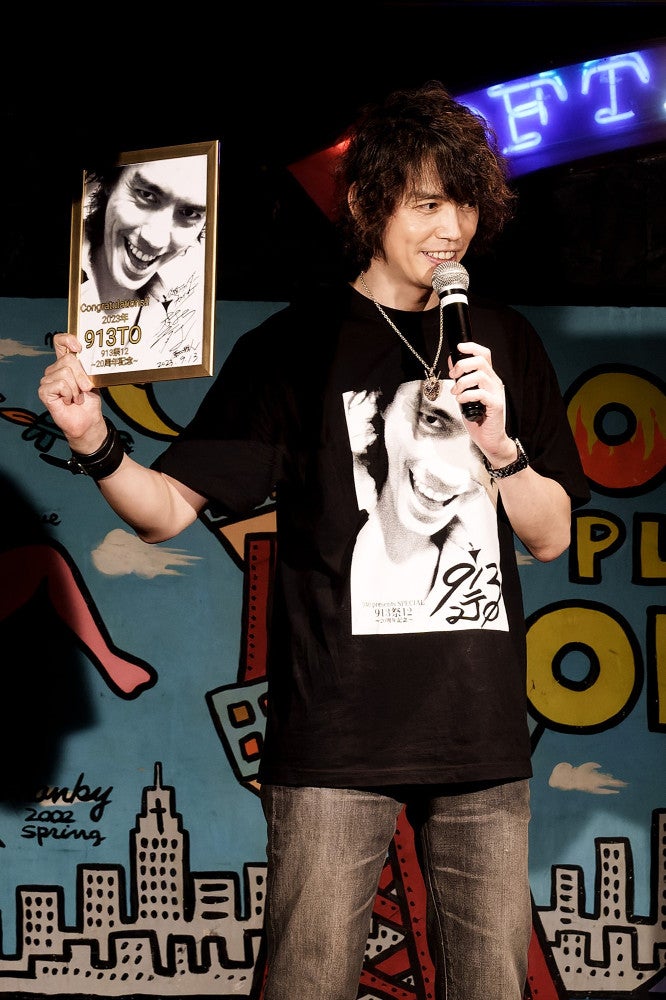 ９１３試験の賞状を持つ村上さん。ＴＯはトップオタクの略です