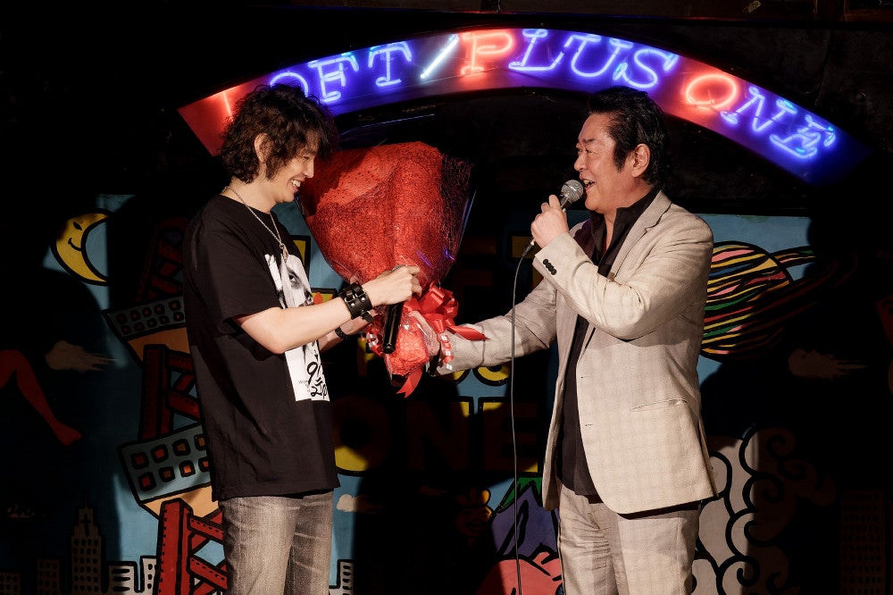 バラをもって登場した井上先生