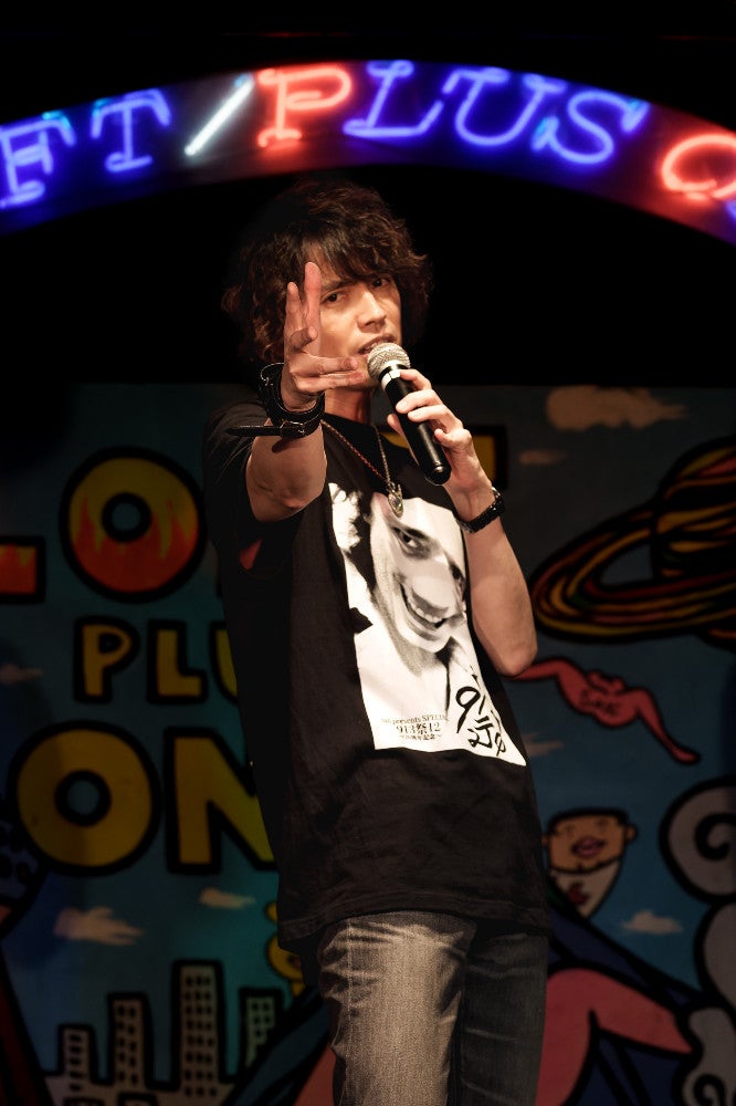 熱唱する村上さん