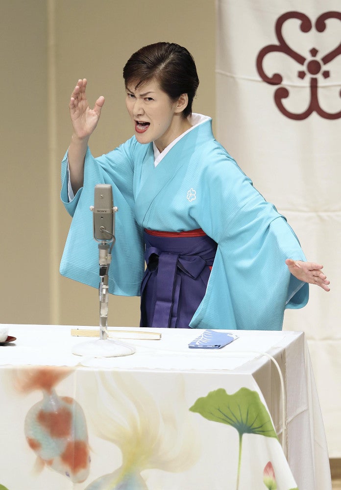 元々は大手出版社の編集者だった奈々福は、１９９５年に曲師として入門し、２００１年からは浪曲師としても活動。落語など他の芸種との垣根を越えた交流にも積極的だ