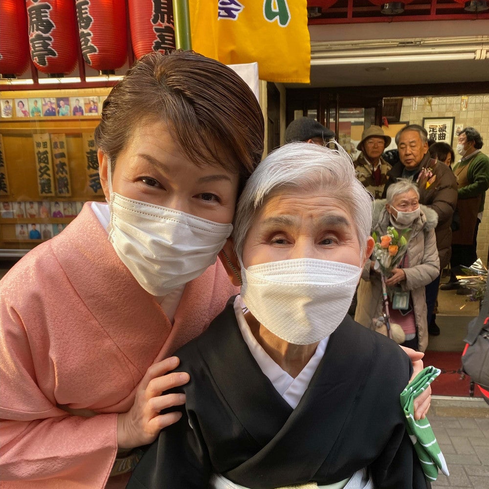 祝う会がはねた木馬座前で奈々福（左）と豊子（右）。演者と曲師の丁々発止のやりとりが舞台にいい調子をつけた