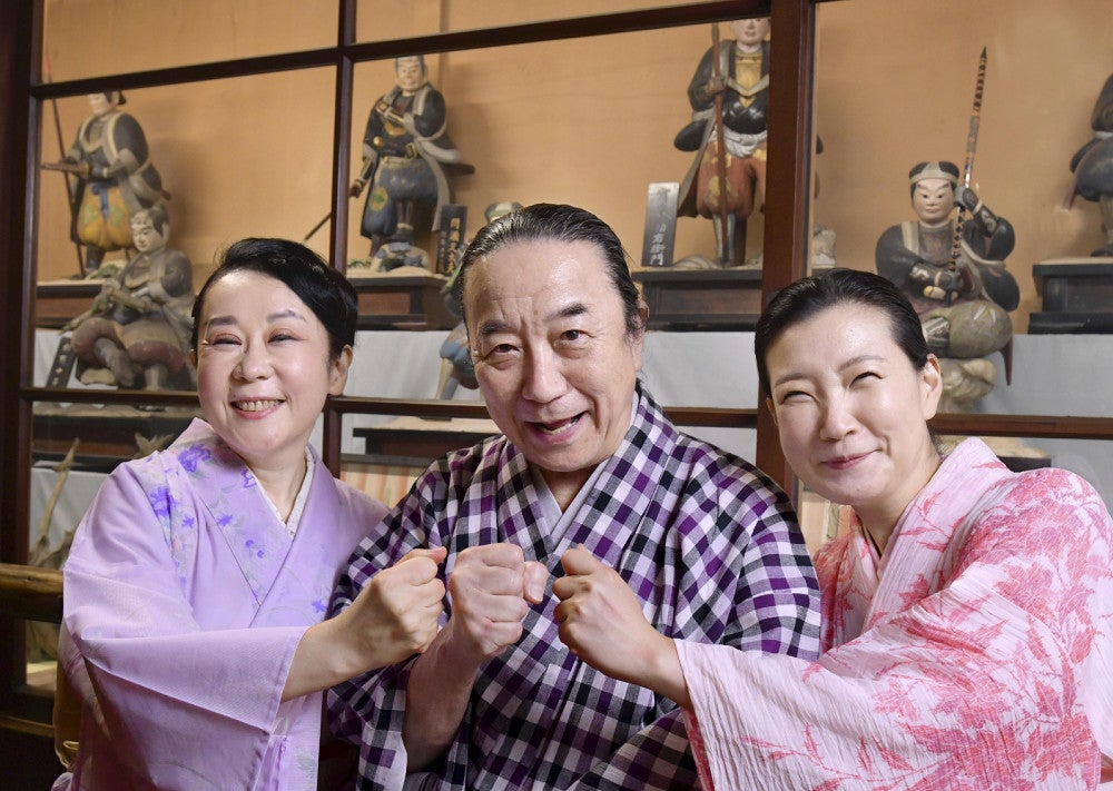 ５年目は女性演者が２人で華やかに。琴調（中央）をはさんで、左に阿久里、右に貞寿（写真は２０２１年撮影）