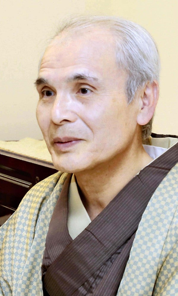 昨年に古希を迎えた愛山。帽子から洋服、グッズ、着物まで「トムとジェリー」は業界では有名だ。この風貌とは何ともミスマッチだが…