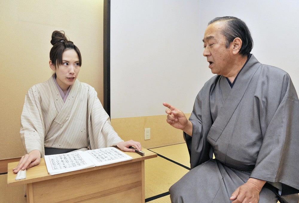 娘であり、弟子である貞鏡（左）に稽古をつける八代目貞山（右）。格調高い読み口で古典講談の本格派だった（２０１２年撮影）