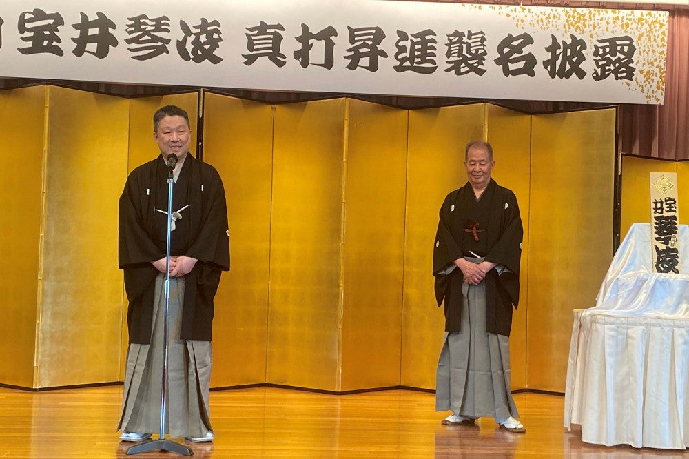 襲名披露パーティーで師匠の琴梅（右）と並ぶ梅湯改メ琴凌。３０歳を過ぎてから入門した遅咲きだ。「名人・馬琴を凌ぐ」という意味の名前が８８年ぶりに復活した