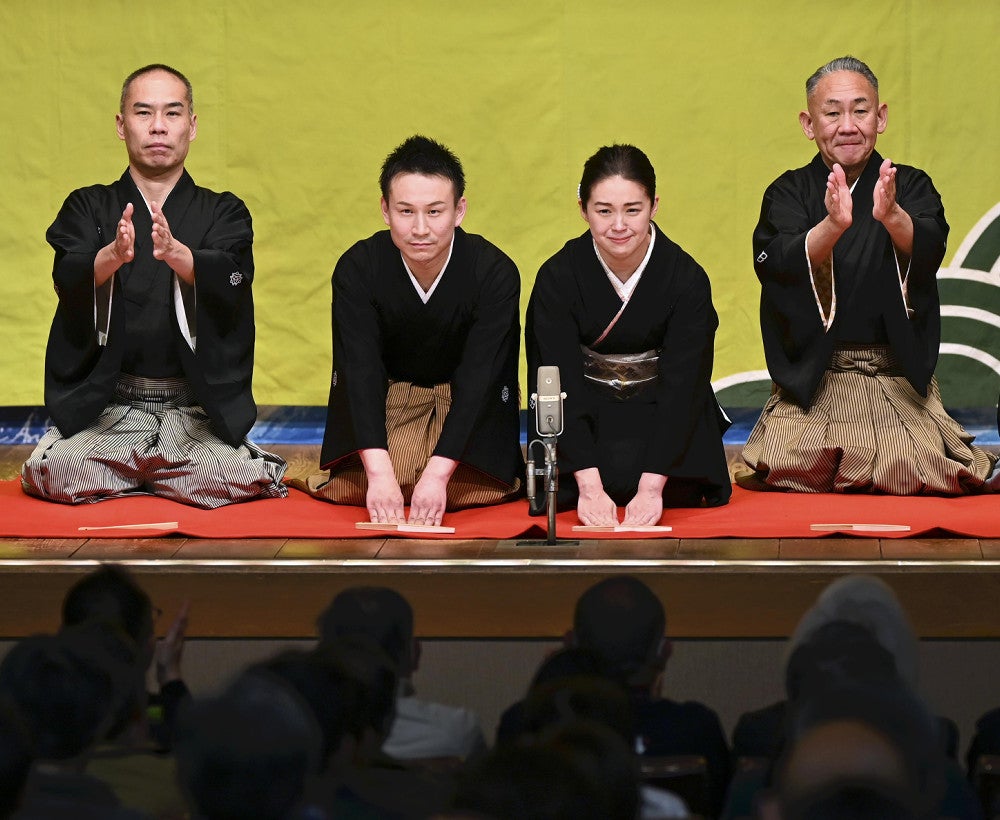 真打ち襲名披露の口上で、左からわん丈の師匠・天どん、わん丈、つる子、つる子の師匠・正蔵（３月２１日、上野の鈴本演芸場）。わん丈はロックバンドでの音楽活動を経て「新作落語のカリスマ」円丈に入門した。つる子の命名の由来は「ツルっとしているから」（正蔵）だとか