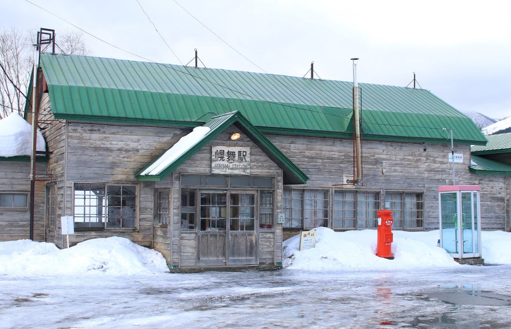 北海道らしい２段勾配のギャンブレル屋根が特徴の幾寅駅舎。「幌舞」という駅名板が掲げられている