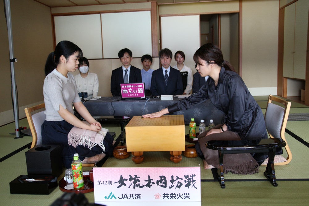 女流本因坊戦の記録係はめちゃくちゃ緊張しました（中央列の左端が私）