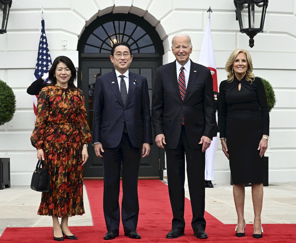 ホワイトハウスで記念撮影に応じる岸田首相夫妻とバイデン米大統領夫妻（９日、ワシントンで）＝帖地洸平撮影