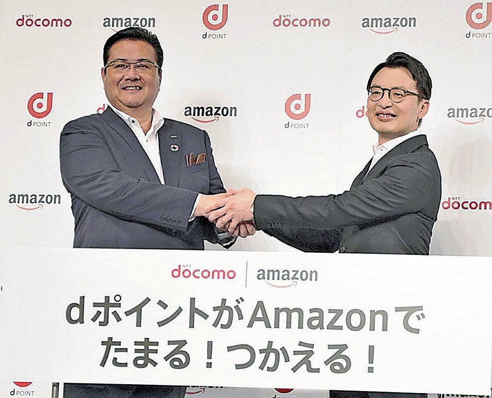 アマゾンジャパンとの連携を発表するＮＴＴドコモの井伊基之社長（左）（１０日、東京都渋谷区で）