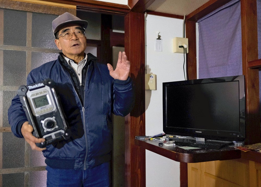 「地区の外の様子が分からず、本当に不安だった」と語る住吉一好さん（３月５日、石川県輪島市で）＝佐々木紀明撮影