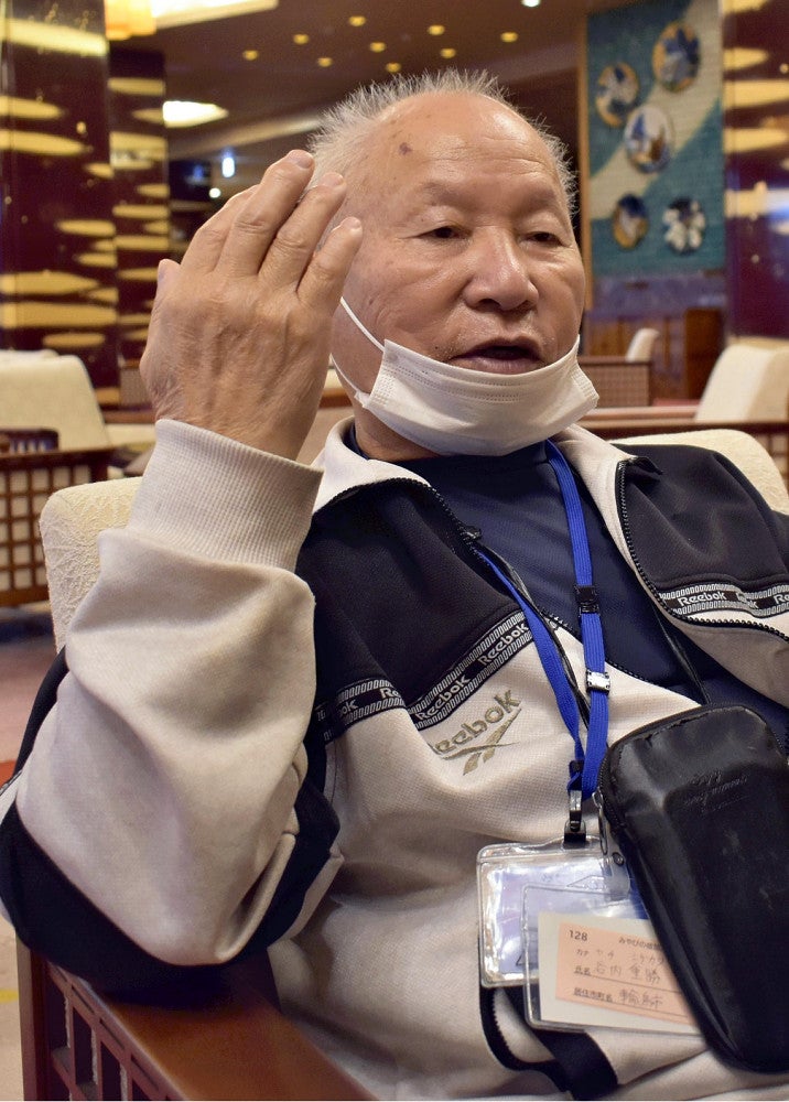 ２次避難先のホテルで「情報難民」となった当時を振り返る谷内重勝さん（３月１０日、石川県加賀市で）