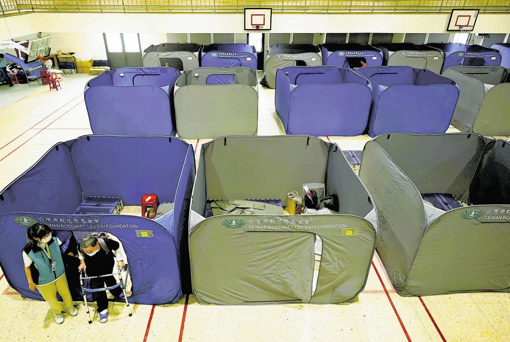 地震発生後、迅速にパーティションが設置された台湾東部・花蓮の避難所（４日）＝大原一郎撮影
