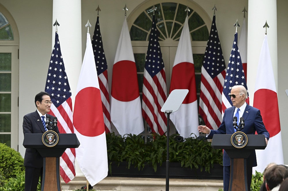 日米首脳会談を終え、共同記者会見する岸田首相とバイデン米大統領（１０日、ワシントンで）＝帖地洸平撮影
