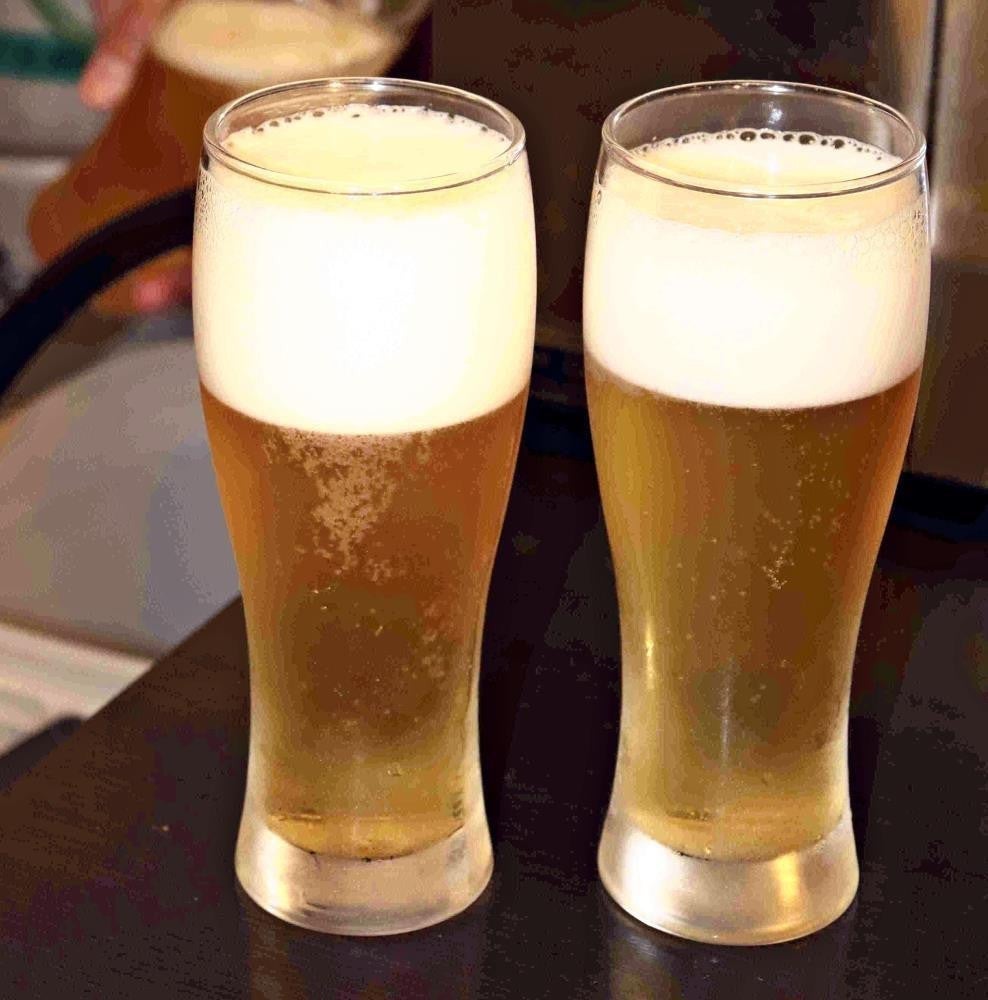 グラスに注がれたビール