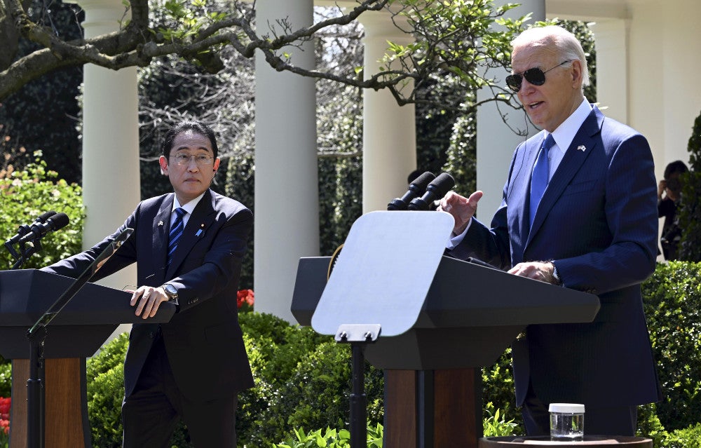 日米首脳会談を終え、共同記者会見に臨む岸田首相とバイデン米大統領（１０日、ワシントンで）＝帖地洸平撮影