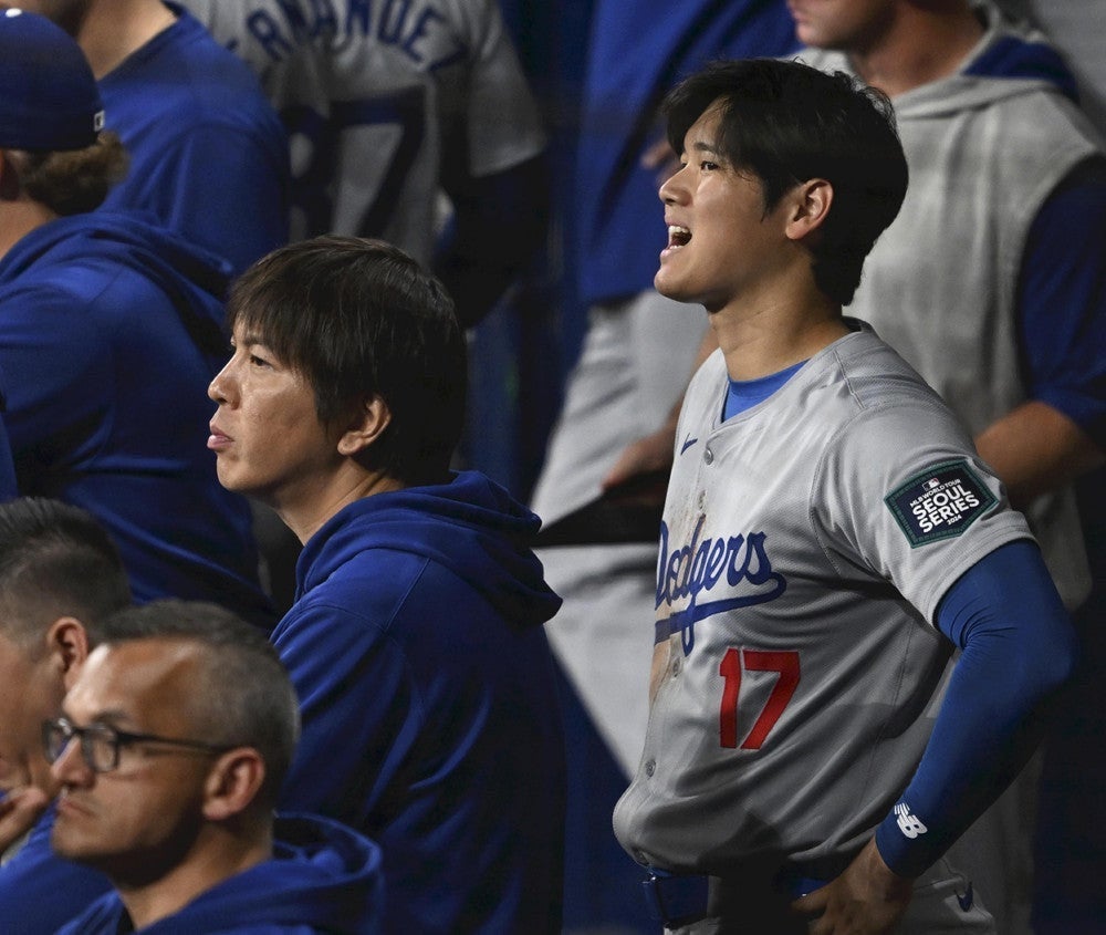 水原一平氏（左）と大谷翔平選手（３月２０日、ソウルで）＝西孝高撮影