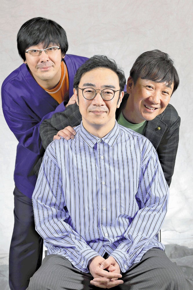 ファミレス店員が気を利かして「０３」と盛ったライスを持ってきた時、角田（中央）はこう思ったという。「ちょっとご飯、減ってるんじゃないかな」（左は豊本、右は飯塚）＝佐藤俊和撮影